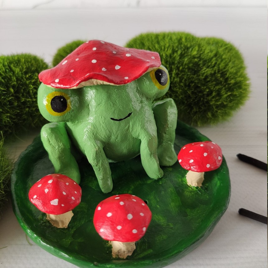 Big frog with mushroom hat incense holder Happy froggy with mushroom ...